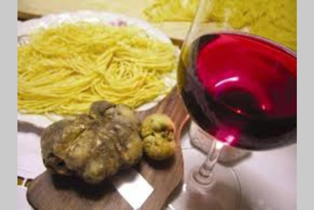 Ex Ostu Impero: vino, tartufo ed ospitalità La Morra Exterior foto
